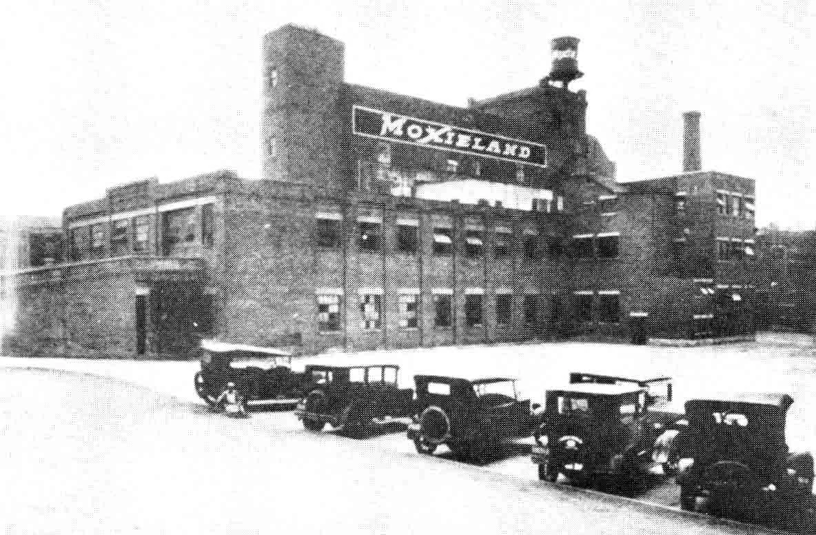 1930s photograh of cars parked outside of Moxieland.