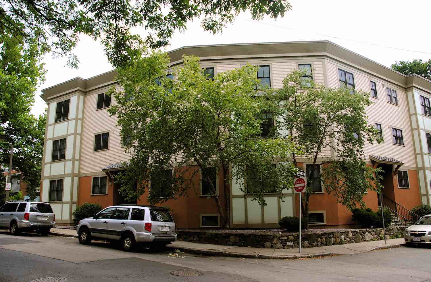 81 Westminster Avenue. Private developers follow social housing agencies. Two years after Urban Edge completed the rehabilitation of the 88-unit income restricted Wardman Apartments, Maplehurst Development built a nine -unit market rate condo building across the street. Complete in Jan 2005. Lynn Osborne architect.
