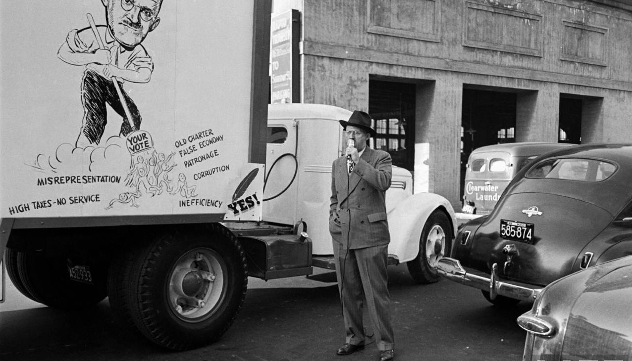  George Oakes, candidate for Boston Mayor campaigns in Jamaica Plain. Oakes was an officer at R.M. Bradley, one of Boston’s leading real estate firms. To the right of the candidate is a Clearwater Laundry delivery truck. The laundry stood on Brooksid