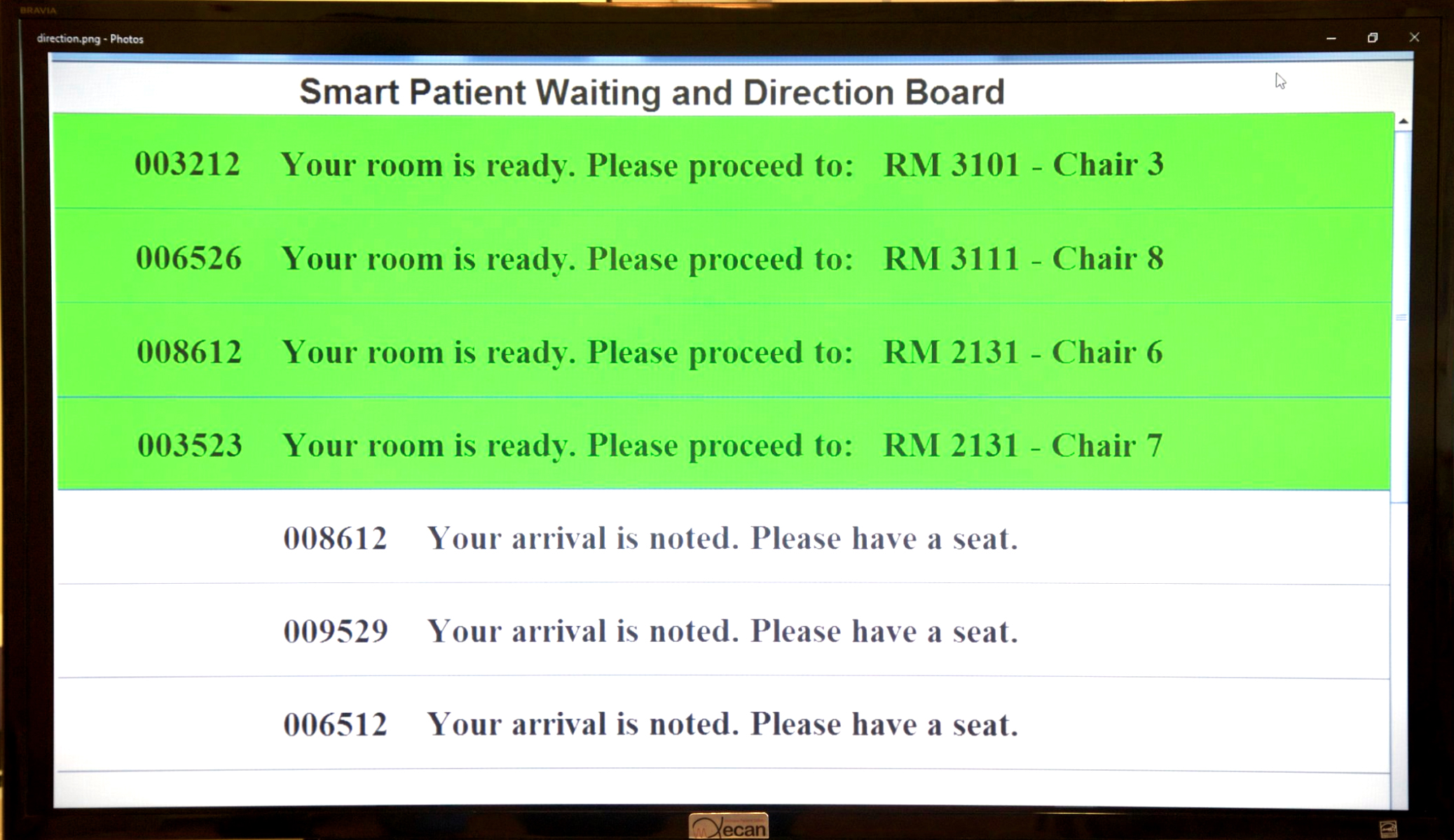  Warten auf Patienten im Empfangsbereich und Anrufen an der Pinnwand