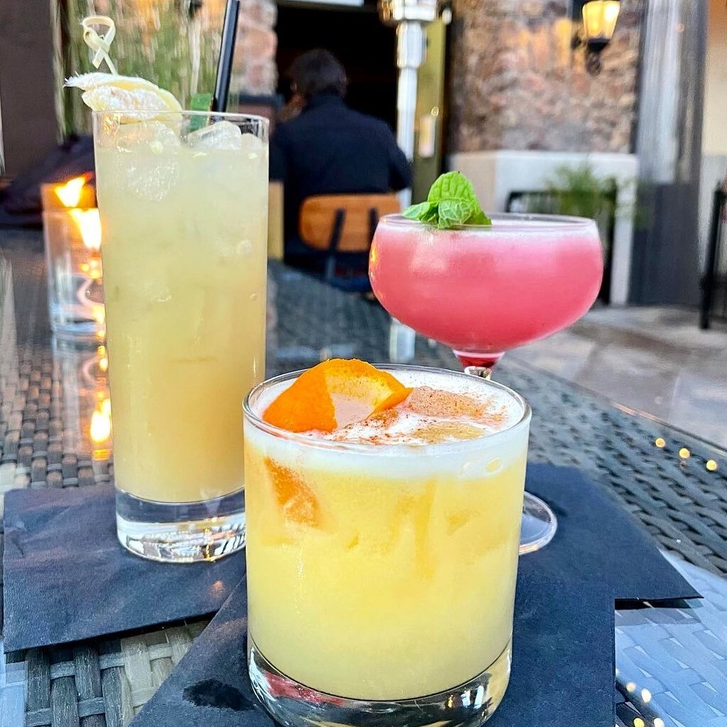 Come try our signature craft cocktails on the patio tonight 🍸! We&rsquo;ll be here until 9pm 🙌. Curbside pick up and FREE delivery are still available. 
.
.
.
📸 credit: @jencounter