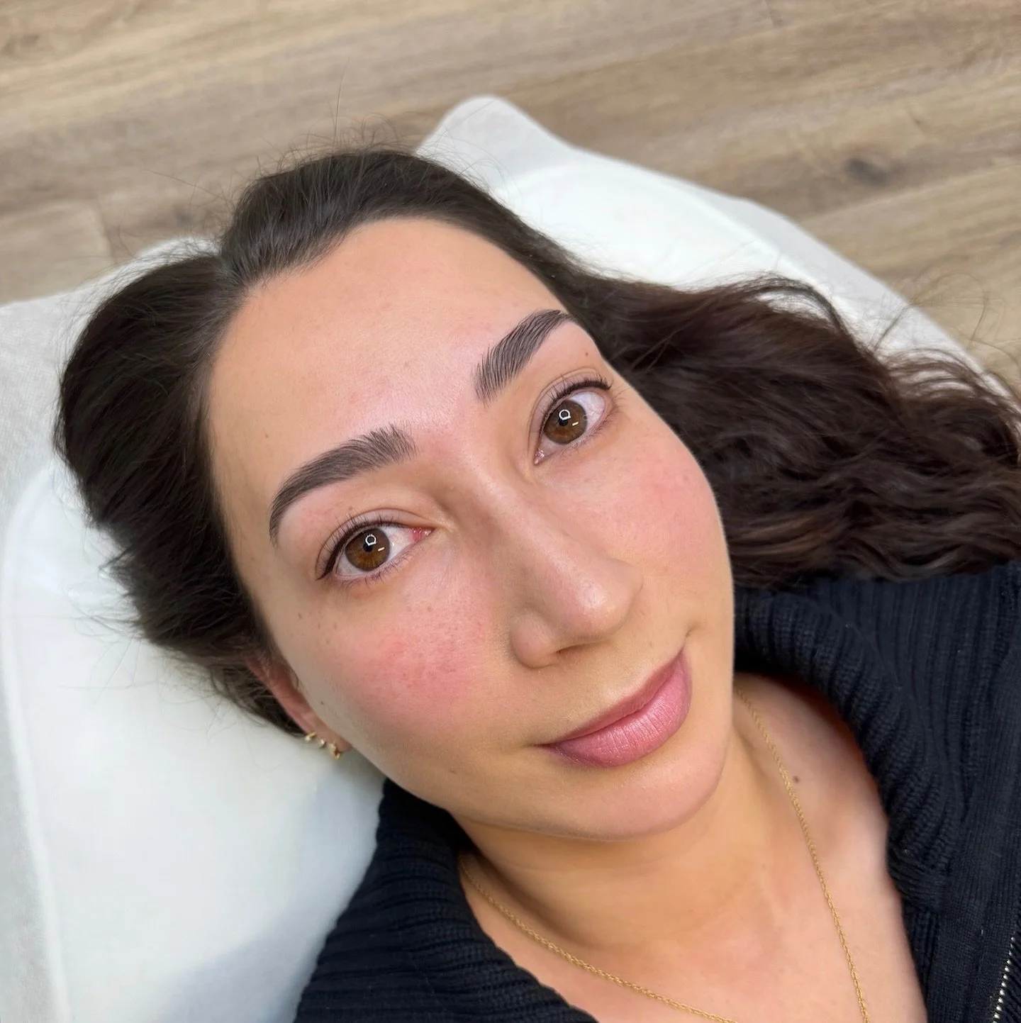 Fresh baby wing eyeliner for our beautiful client 😍

We gently darkened the lash line to give the illusion of fuller, darker lashes, while the soft wing helps to elongate and open up the eyes in the most flattering way.

Swipe to see the before and 