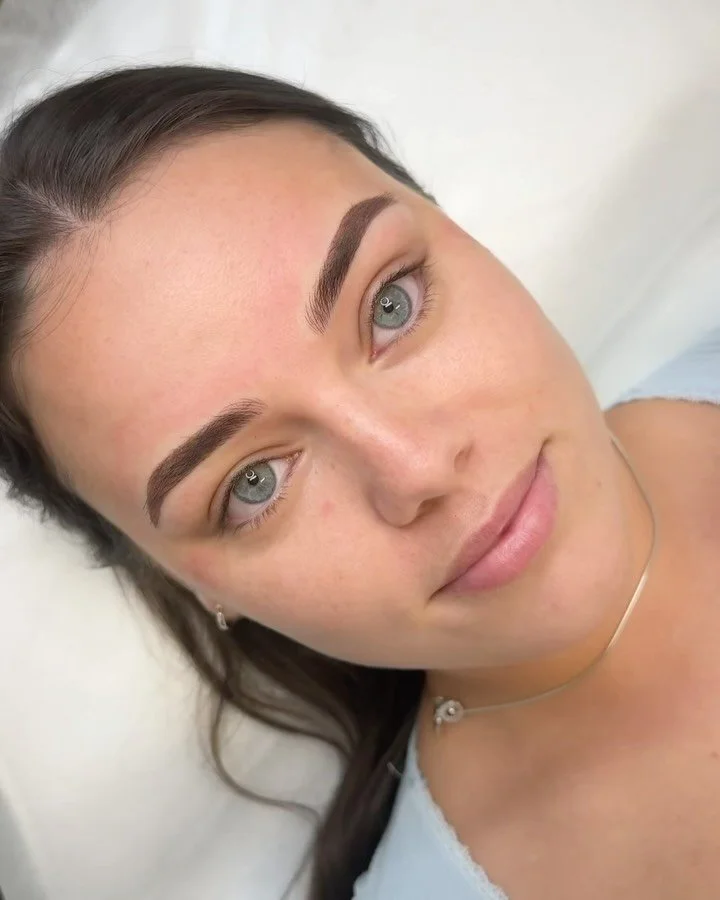 Brunette Combination Brow 🤎
 A naturally defined result with soft hairstrokes through the front and gentle shading through the tails. Beautifully suited to our client&rsquo;s features.

Swipe to see the before &rarr;

✨ Artist: Bodi

October appoint