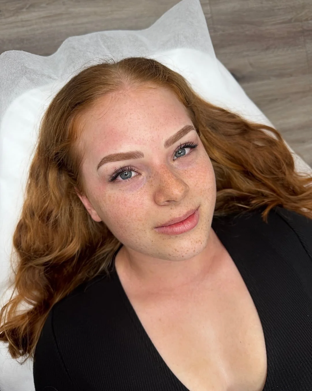 This set was designed to enhance her natural fullness, keeping the front light and feathered while adding subtle structure through the arch and tail.

The result is balanced, natural and effortless - brows that frame the face without ever looking ove