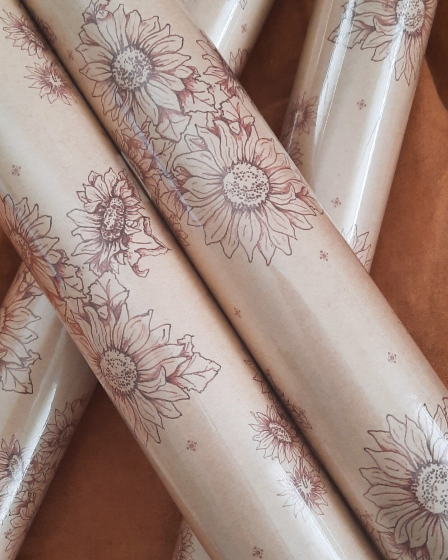 Sunflower wrapping paper, for a rustic feel when wrapping your gifts. Avalible online 🌻🌻
.
.
.
#goldenrosecreative #goldenrose #illustration #art #sketchbook #recycledpaper #sustainable #ecofriendly #botany #flowers #prints #wrappingpaper #recyled 