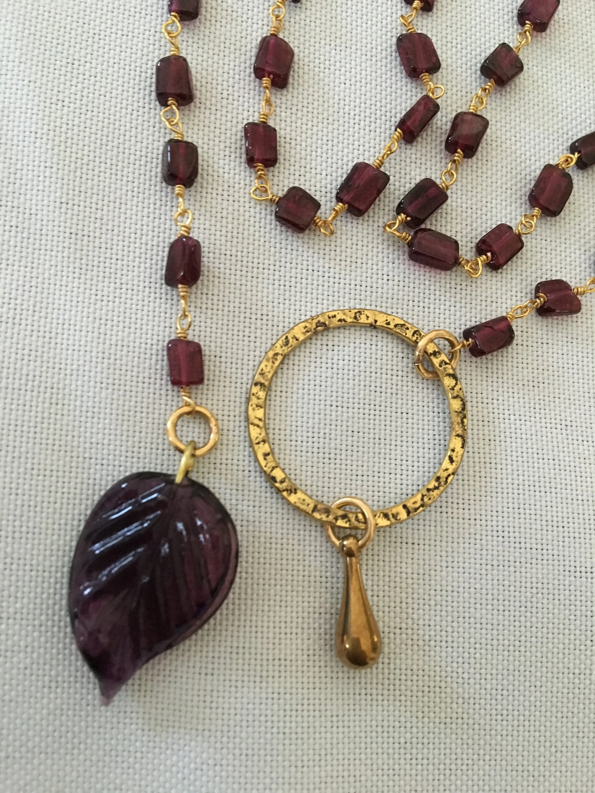 Garnets and gold lariat necklace 