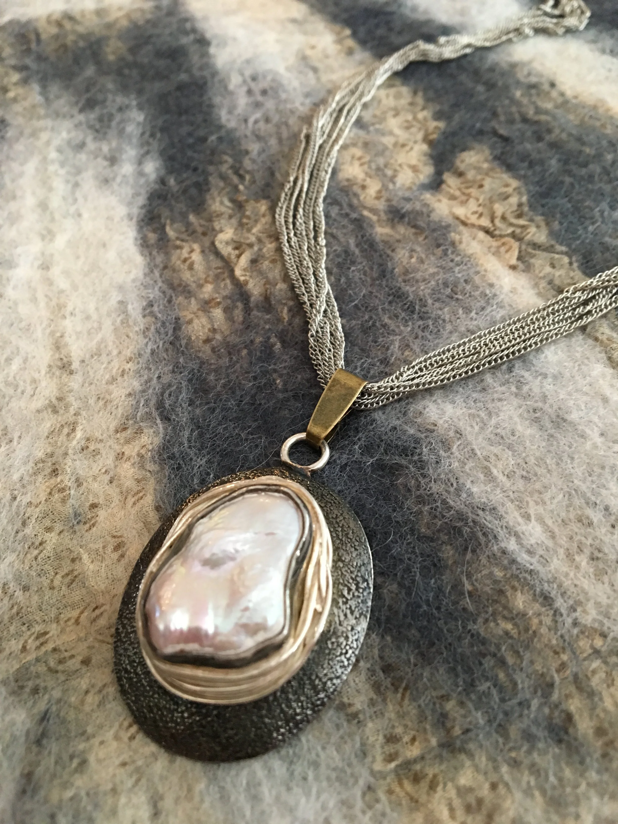 Large freshwater pearl on gold and silver liquid chain