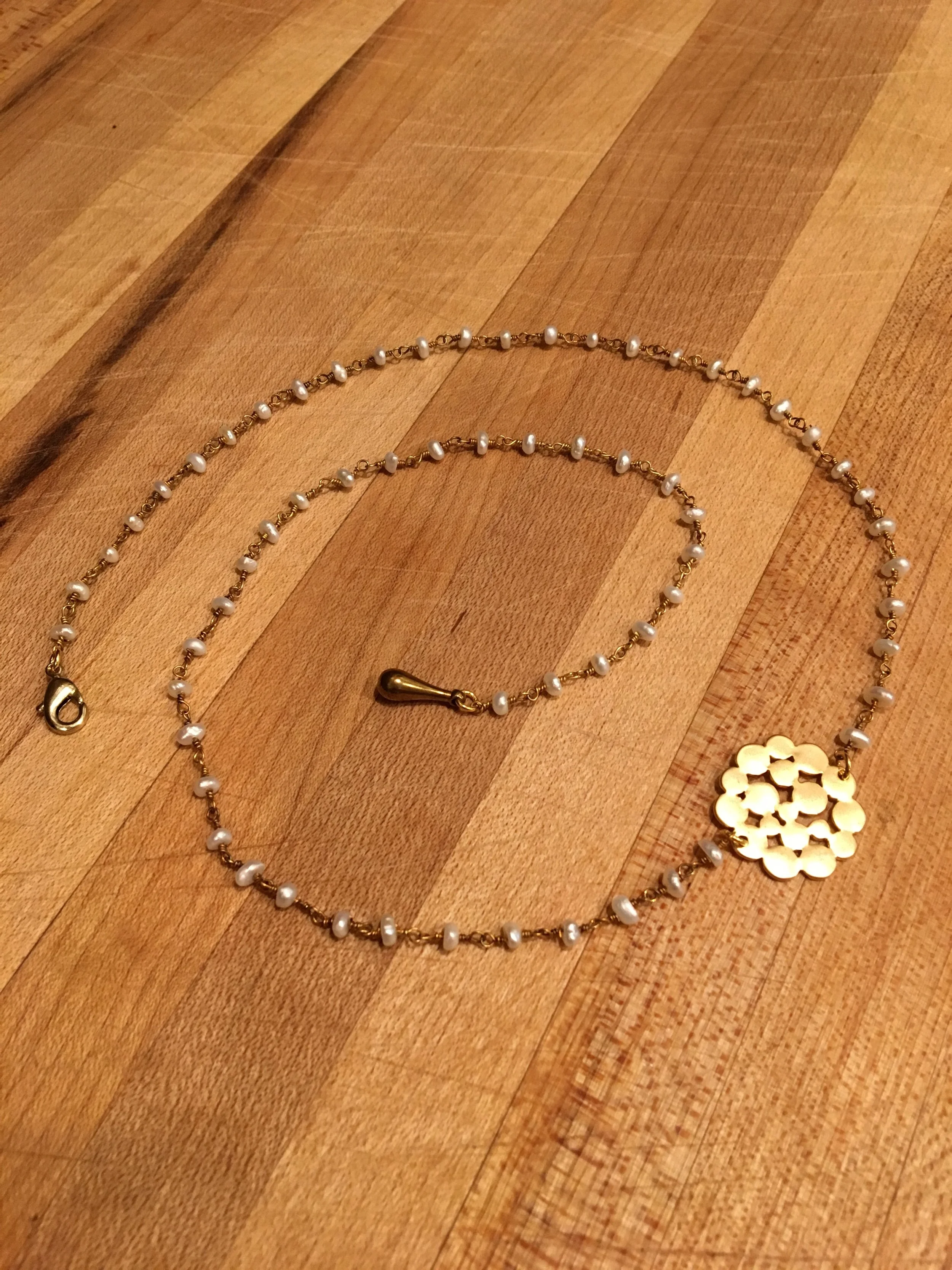 Pearl and matte gold necklace, adjustable length 