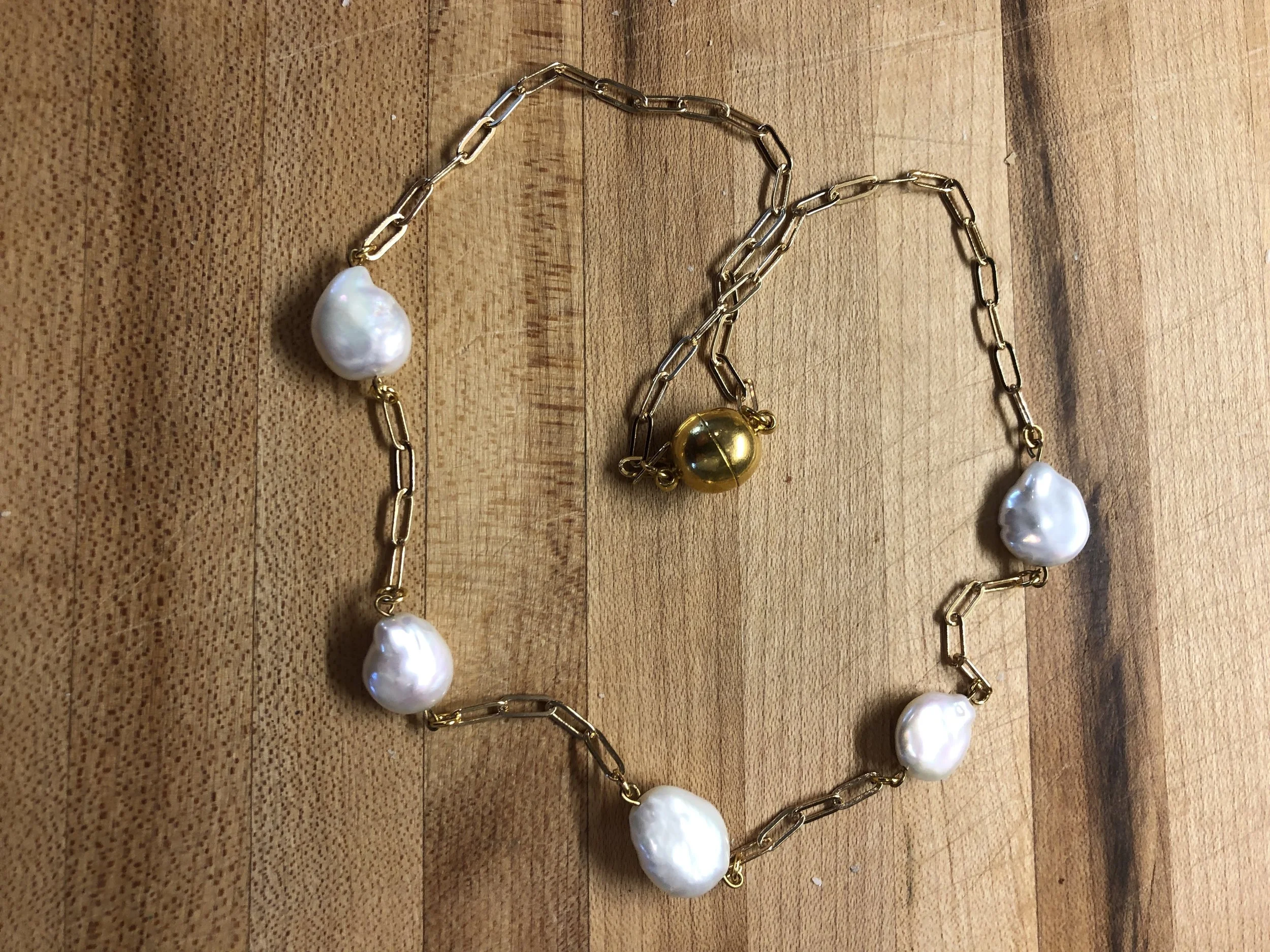 Light and airy necklace with freshwater pearls