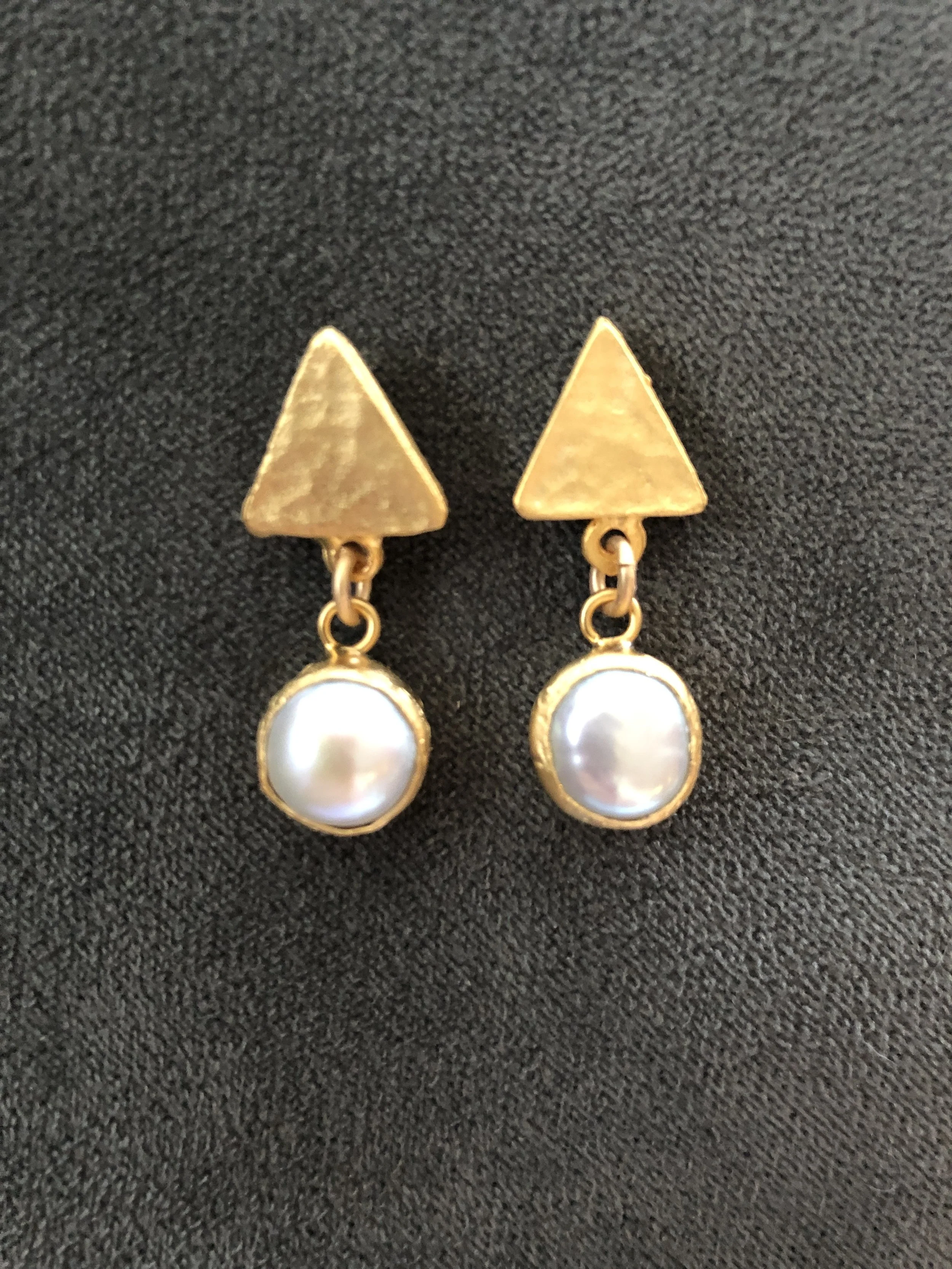 Bezel-set pearls on triangles