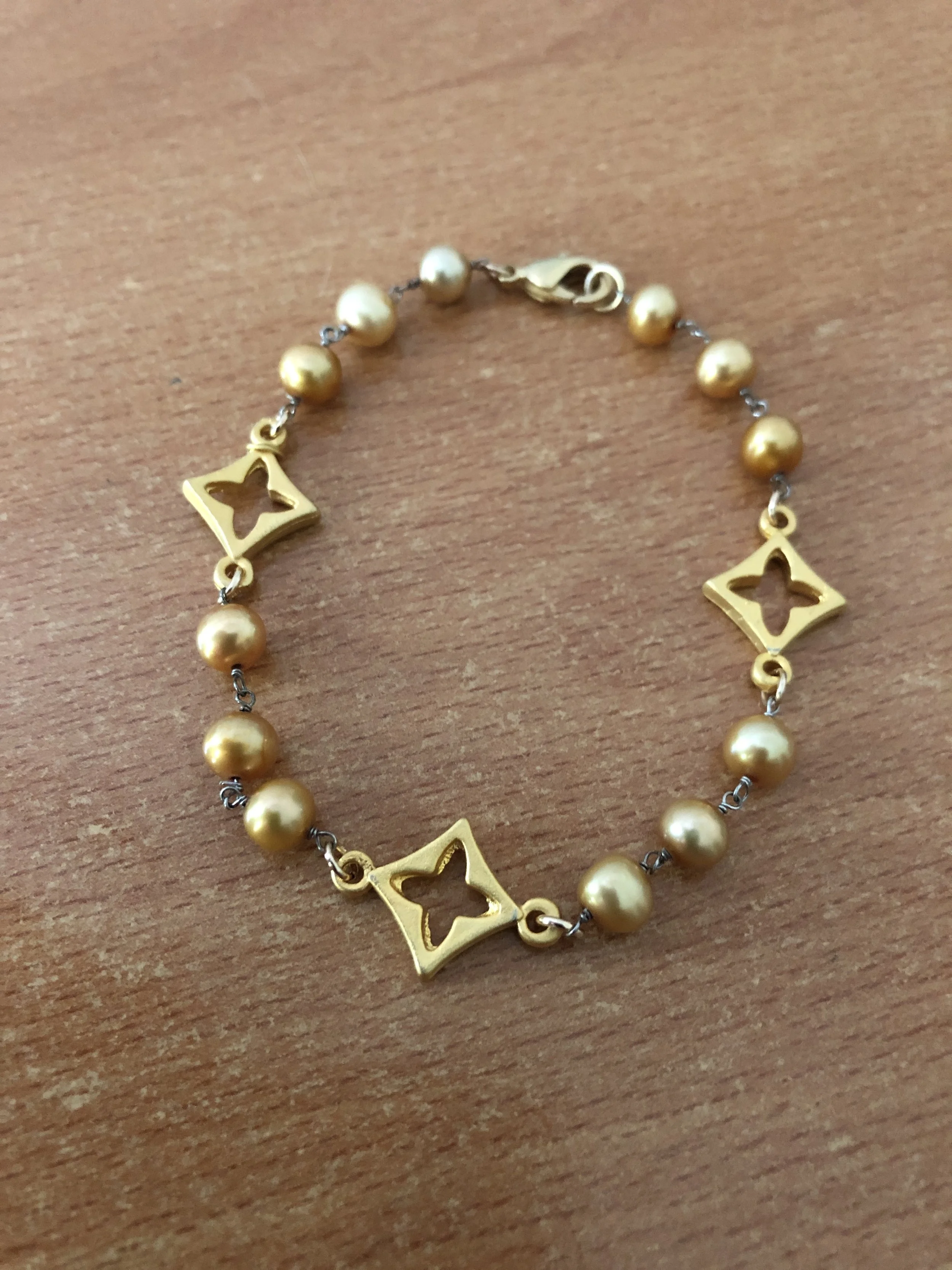 Diamond-shaped quatrefoil and pearl bracelet