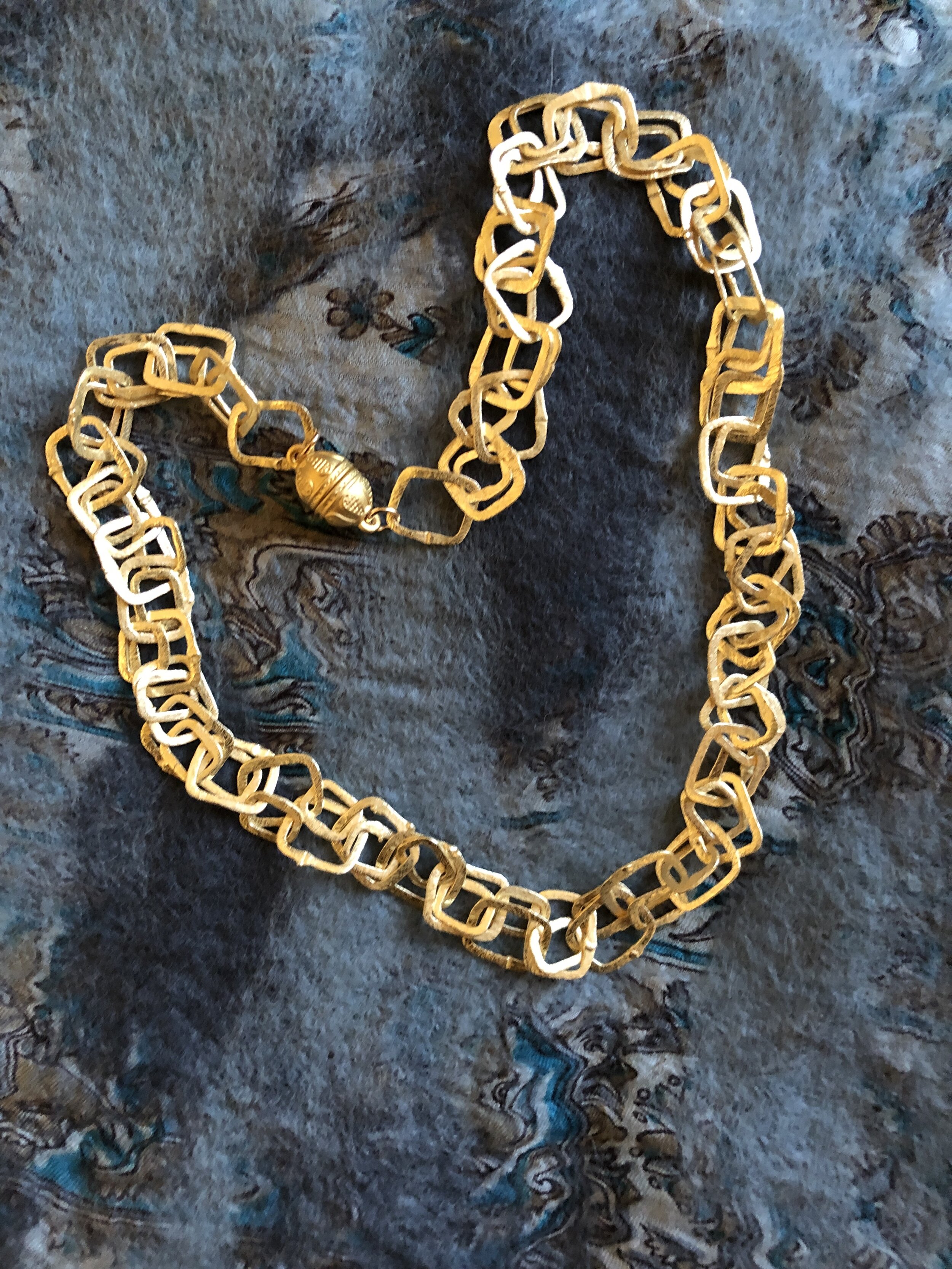 Overlapping squares necklace