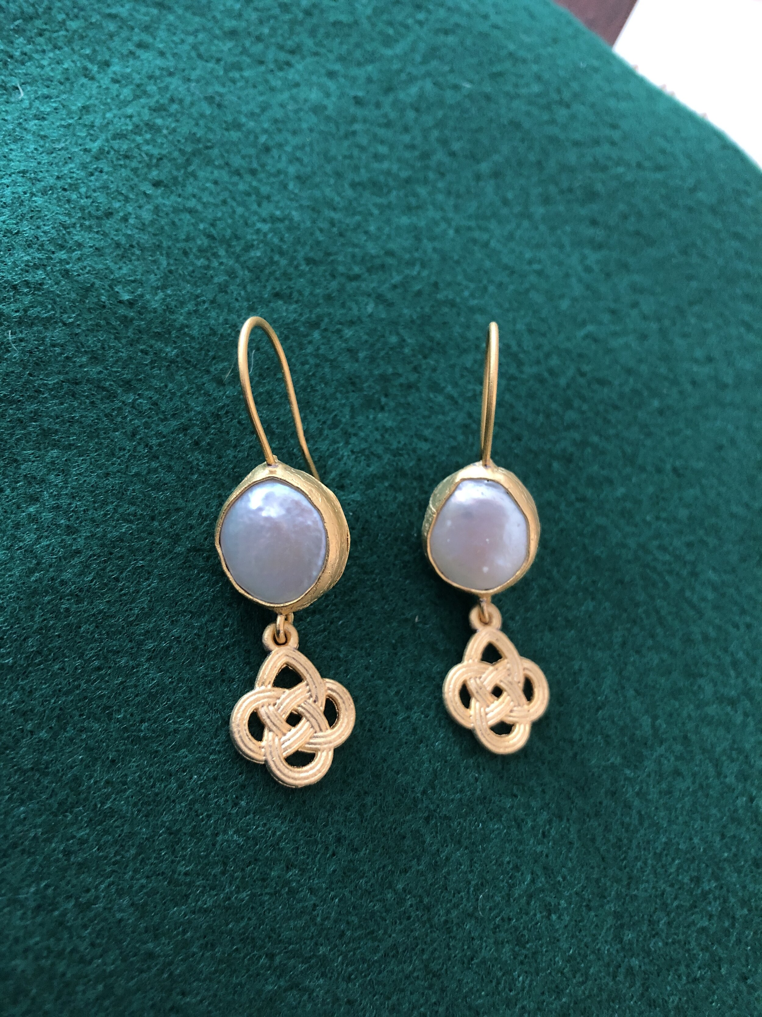 Pearl and gold knot drop