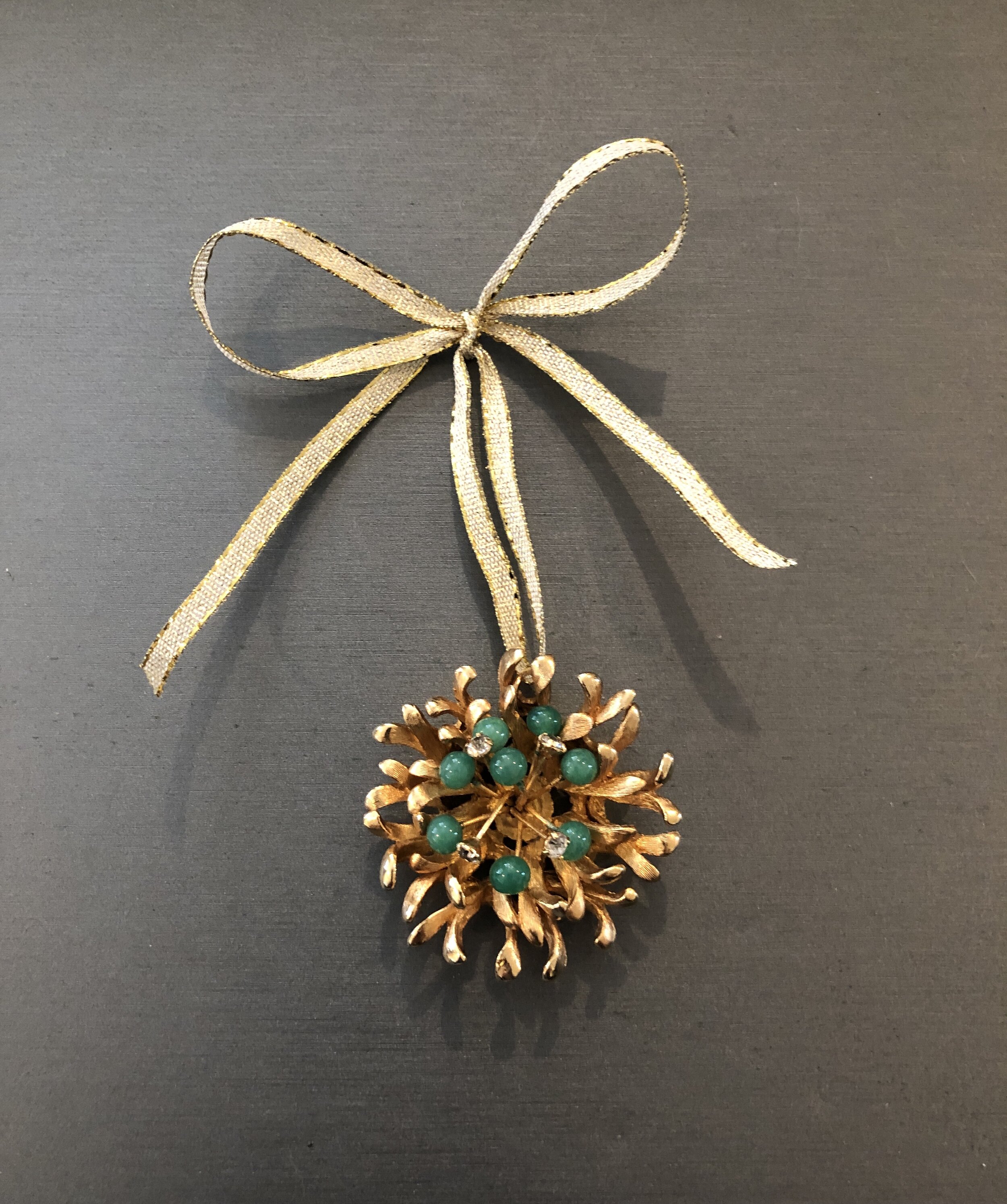 Green and gold flower ornament 