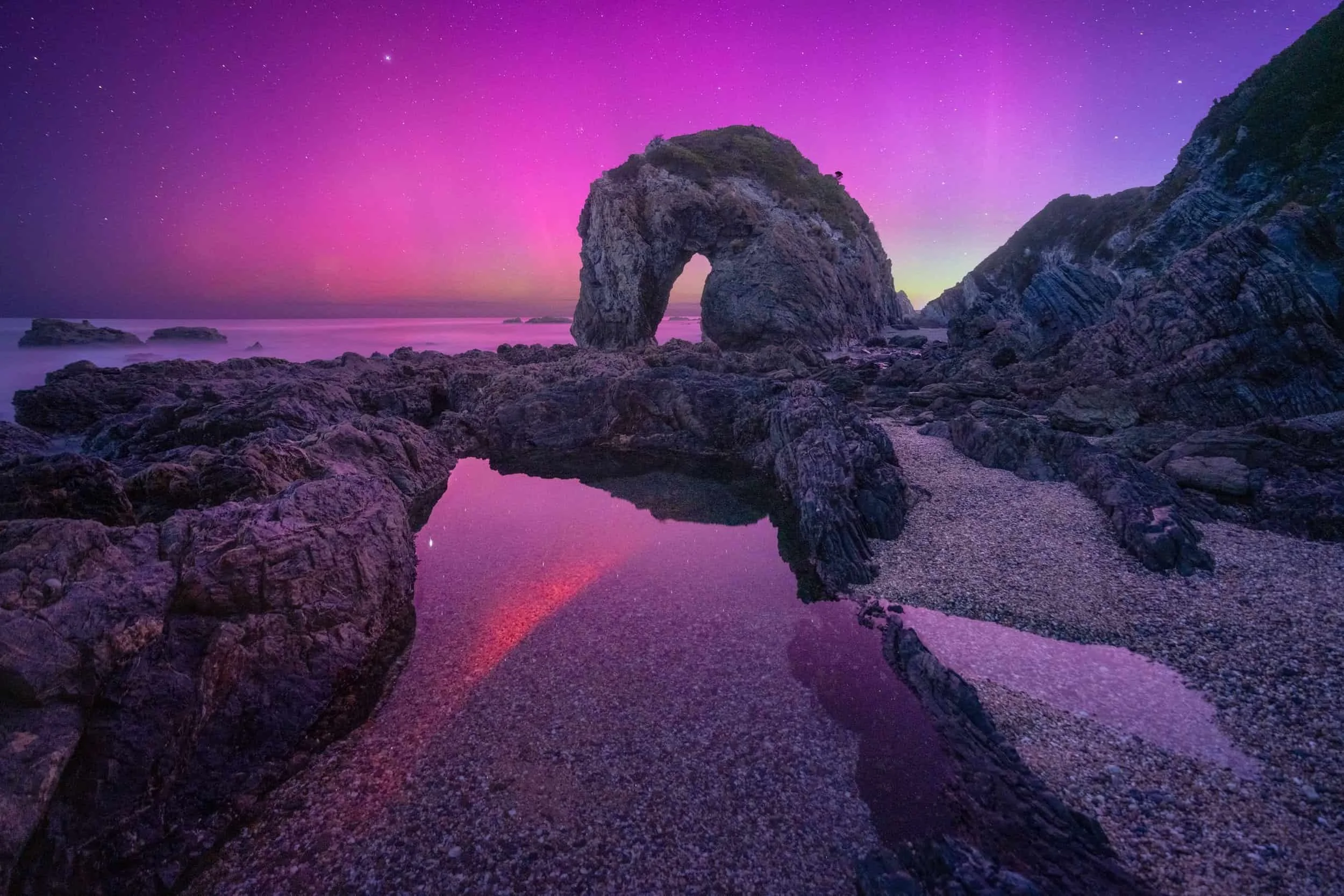 Aurora australis over Horse Head Rock in Bermagui, New South Wales, Australia, captured by Samuel Markham