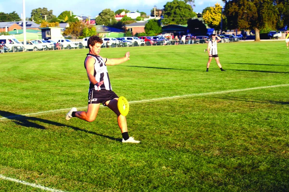 Magpies hang on to win thriller