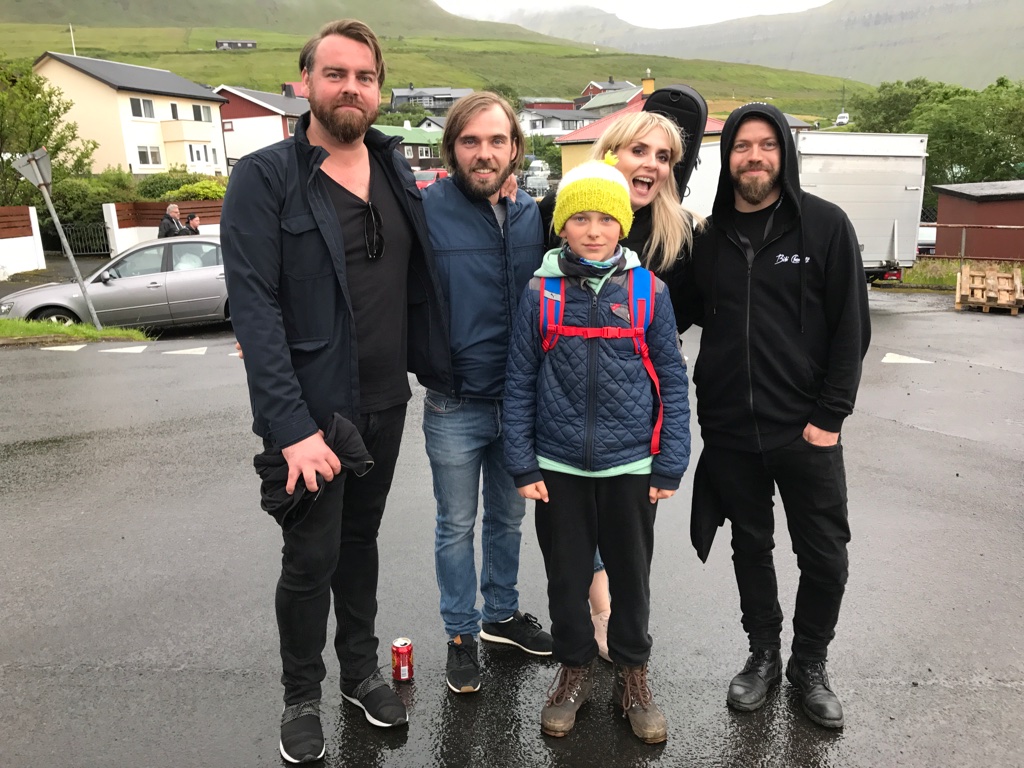 Tey fyrstu vit møttu vóru Marius, Høgni, Eivør og Michael Blak, sum vóru á veg niðan í Tøting at killa. Hetta eru nakrir av okkara kendastu og mest virknu tónleikarum. Tey skulu øll spæla saman til Hoyma-kosertirnar hjá Eivør í morgin.