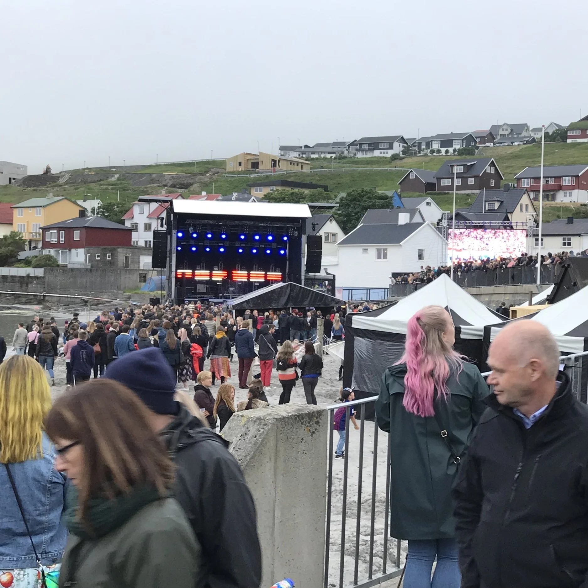 Semifinalan millum Kroatia og Ongland er í gongd.