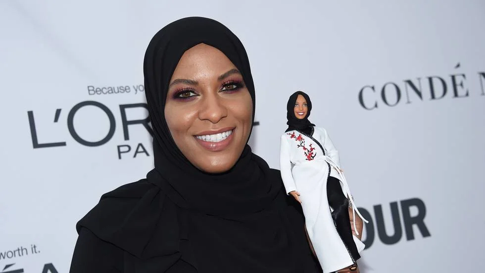 Barbiedukkan við hijab er gjørd eftir amerikanska fektaranum Ibtihaj Muhammad, sum vann bronsu í OL í 2016