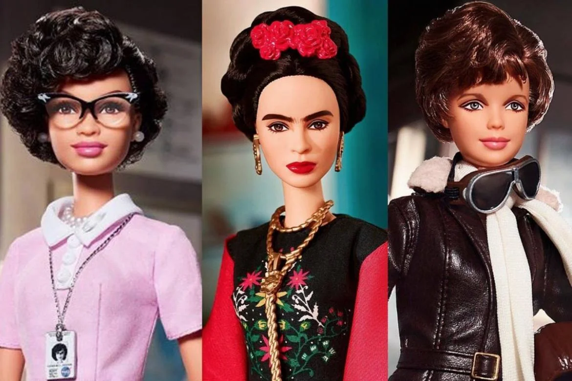 Kvinnuhetjurnar Amelia Earhart, Frida Kahlo og Katherine Johnson í barbieútgávu. Tú kanst lesa um tær og teirra brøgd í bókini Góðanáttsøgur fyri rebelskar gentur