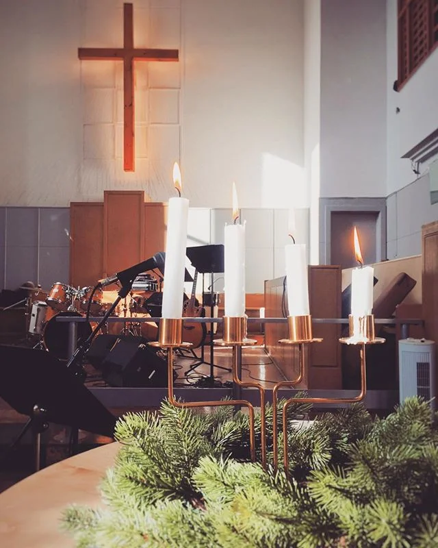 &quot;Car un enfant nous est n&eacute;, un fils nous est donn&eacute;, Et la domination reposera sur son &eacute;paule; On l'appellera Admirable, Conseiller, Dieu puissant, P&egrave;re &eacute;ternel, Prince de la Paix.&quot; Esa&iuml;e 9:5
Joyeux No