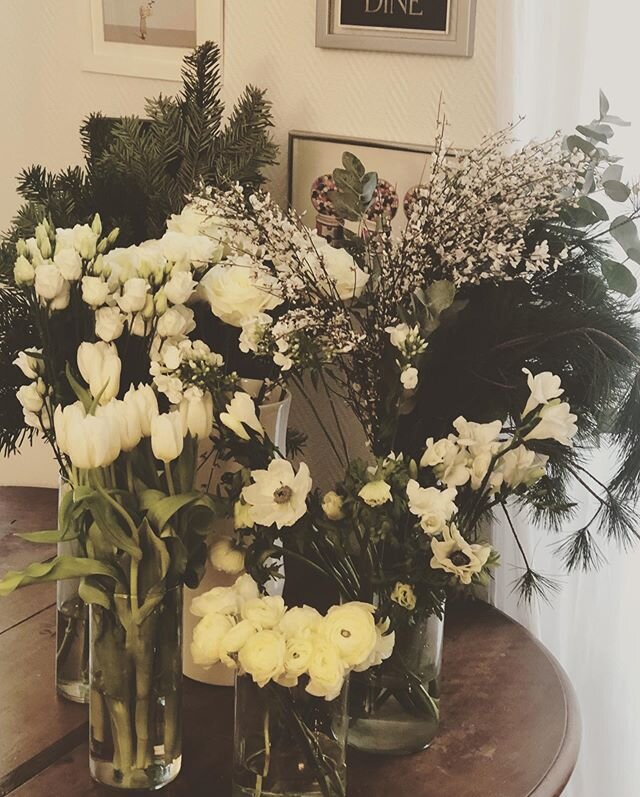 Back at it! Winter whites for tomorrow&rsquo;s bride. In my happy place surrounded with what I&rsquo;m passionate about. It&rsquo;s a good day in Paris. .
.
#letcreativitybloom #costamagnadesignweddings #floraldesigner #passionforflowers