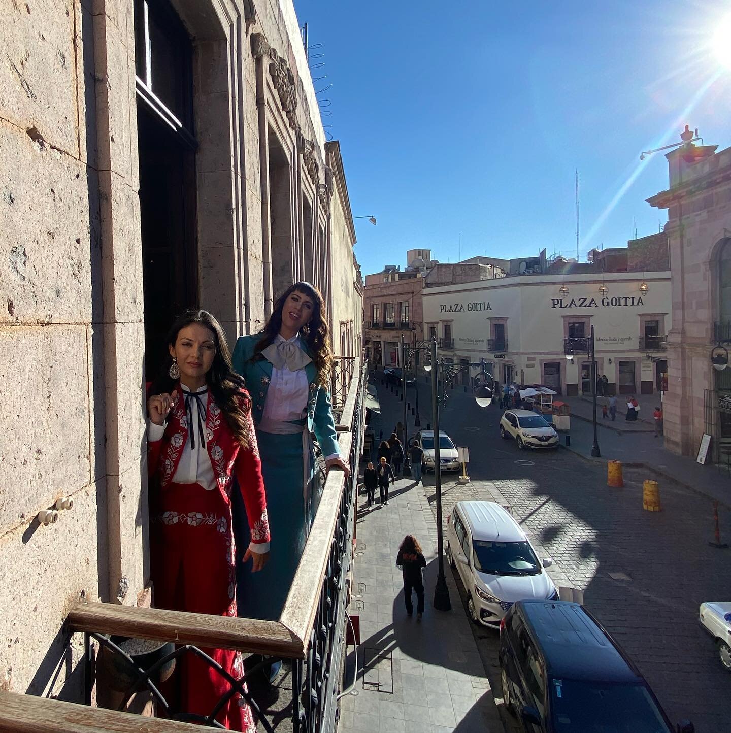 Behind the scenes Filming M&eacute;xico (Can I Stay?) with @luinfante and @finnianmoore if you haven&rsquo;t seen it, head to my YouTube channel to check it out! (Link in bio) 😃🥰
 &middot;
Detr&aacute;s de cameras filmando M&eacute;xico (Can I Stay