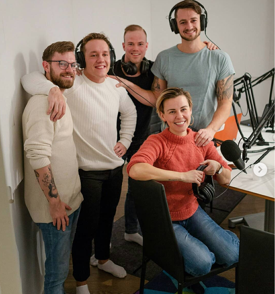Jimmy & Marius har fått med seg spennende gjester med stor erfaring på de temaene de tar opp i Hverdagspsyken, og ambisjonen er å få med både profesjonelle og rollemodeller som vil utfordres til å åpne seg for dere lyttere. Allerede i de 3 første episodene vil du høre fra den kjente foredragsholderen Simen Almås, bloggeren, fotografen og entrepreneuren Anette Marie Antonsen bak Team Jeg Liker, den anerkjente journalisten Sindre Nordengen og den engasjerte coachen og eieren av LivslystStudioet Rebekka Nøkling. Foto: Matias Hagen, Hverdagspsyken av The Human Aspect.