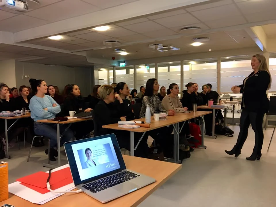 Tone Lise Forbergskog er gründeren bak Tone Lise Akademiet og forteller fremtidens mPOWER-studenter om sin reise og hvorfor hun startet mPOWER Academy AS sammen med Rebekka Nøkling.