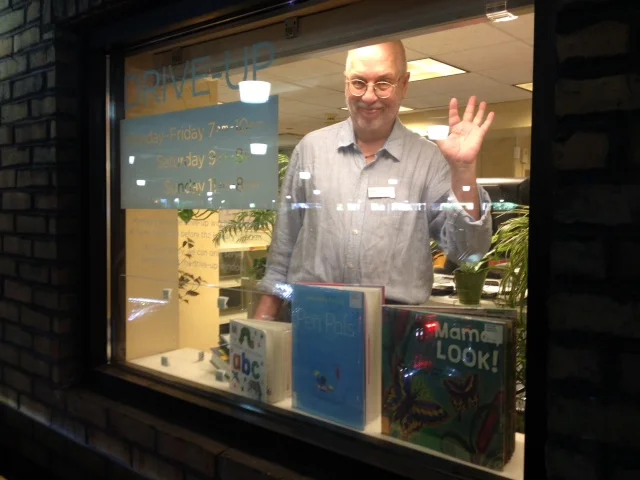 "Mama, LOOK!" and one of my favorite drive-up/circulation employees at the AHML!&nbsp; 