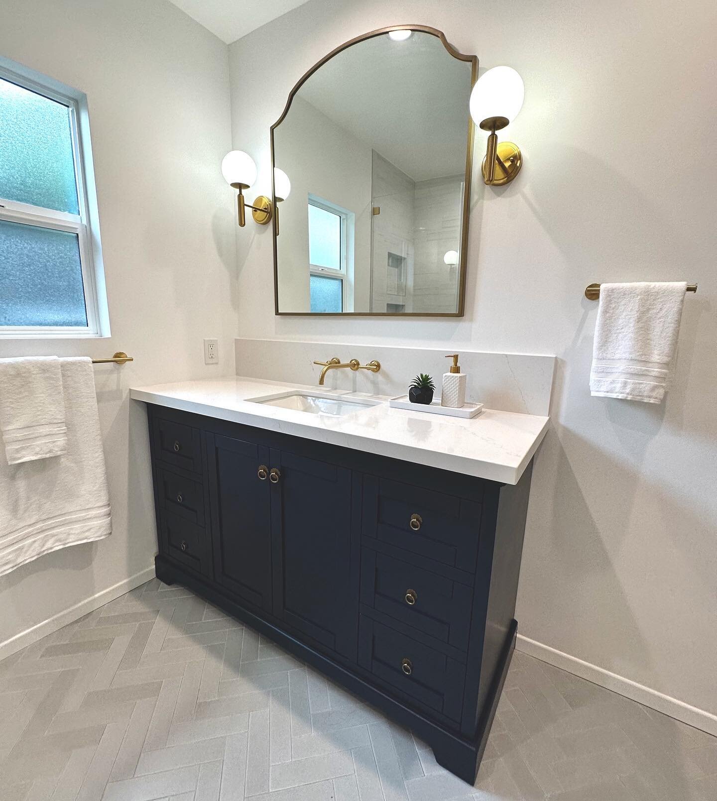 Happy Sunday IG friends! 🤗 Check out another bathroom transformation! 😃 Just love a 1990&rsquo;s bathroom refresh. 
Collaboration @redefine_designstudio
#kohler #missiontilewestshowrooms #homarycom #herringbonetile #brass #navy #navyblue #brasshard