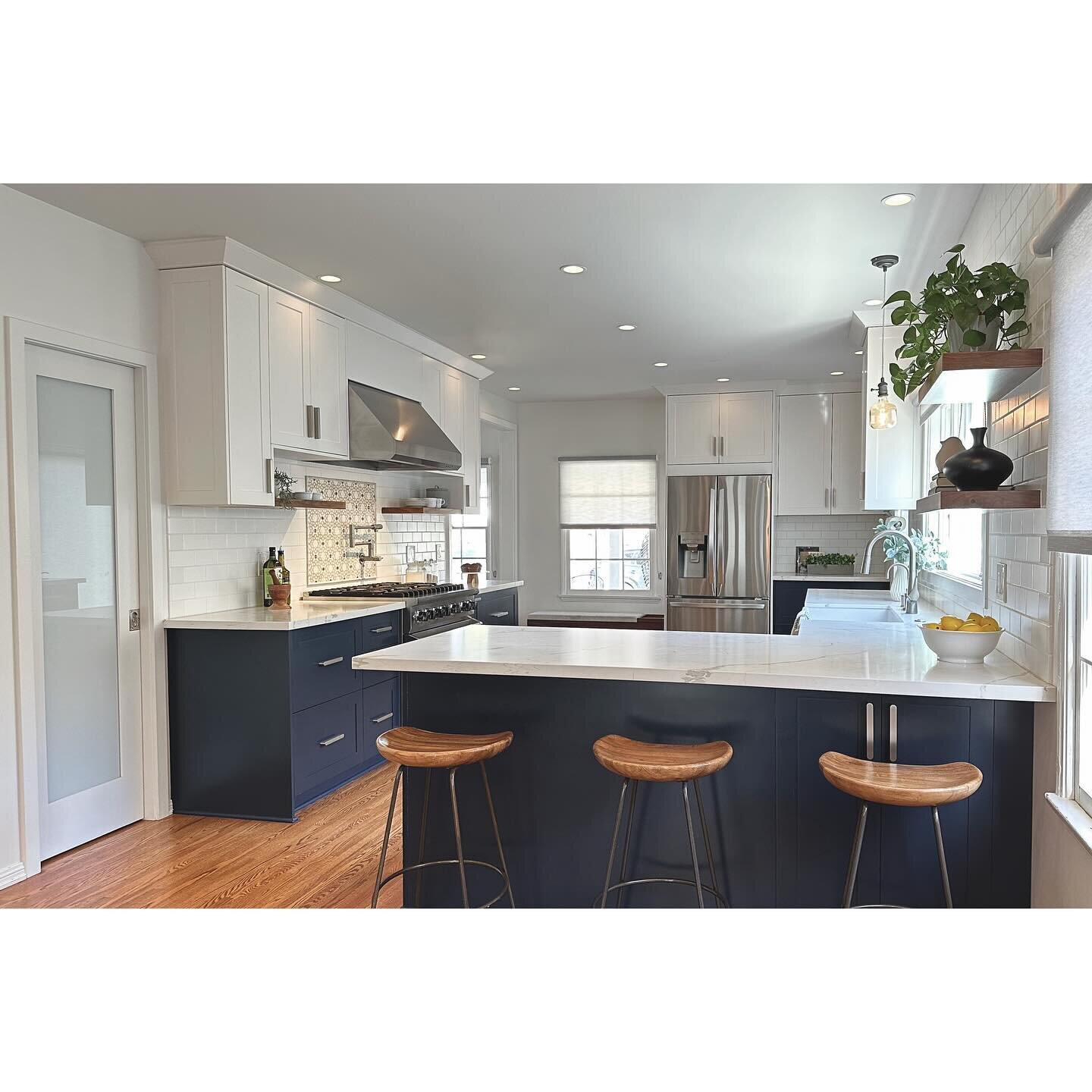 From a dark and cramped kitchen floor plan to bright, functional and open. ☀️ Swipe to see the before. 
#navyblue #kitchenrenovation #remodeling #acatslife Collaboration @redefine_designstudio