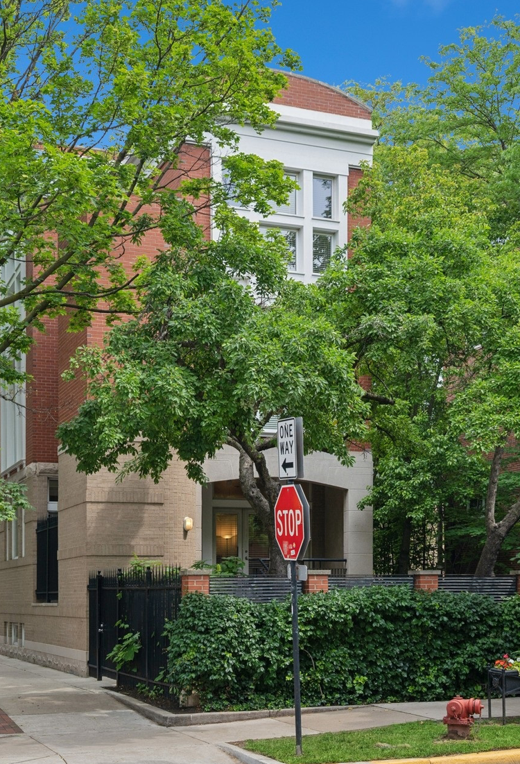 2209 N Seminary Ave 
