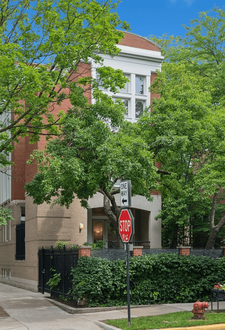 2209 N Seminary Ave