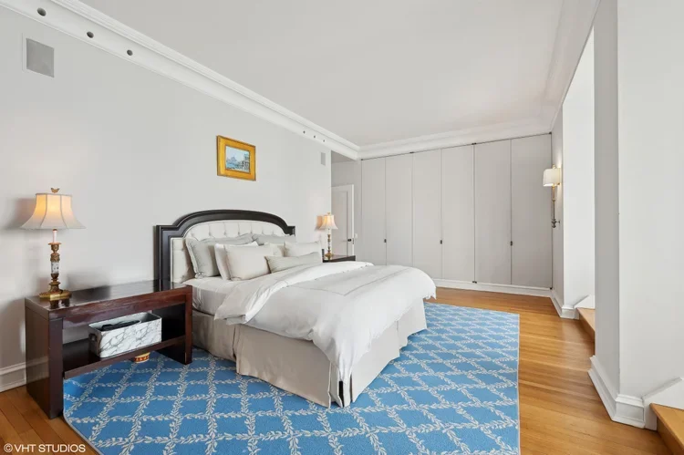 23_999NLakeShoreDr_6B_178_PrimaryBedroom_HiRes.jpg+EDIT.jpg.webp
