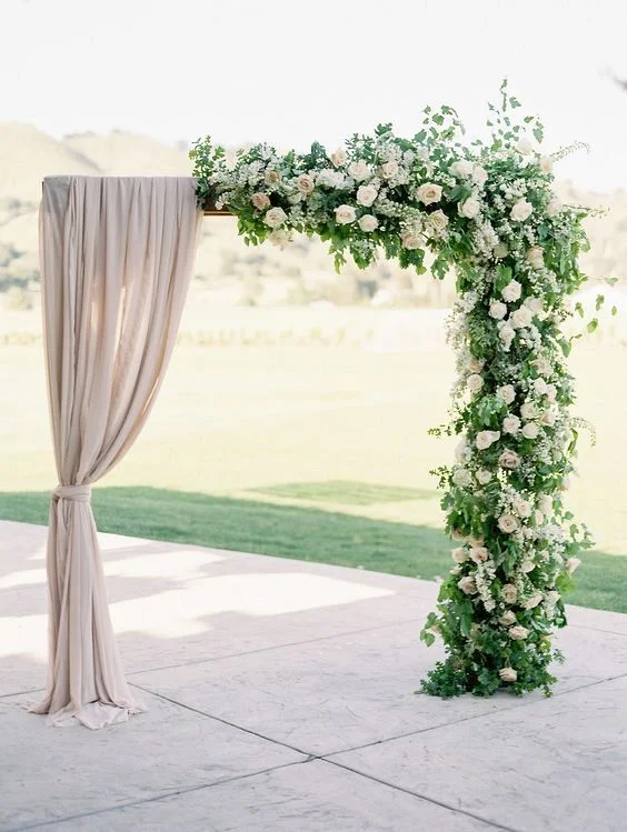 Unique with Lush Greenery - https://www.pinterest.ca/pin/563161128397421135/