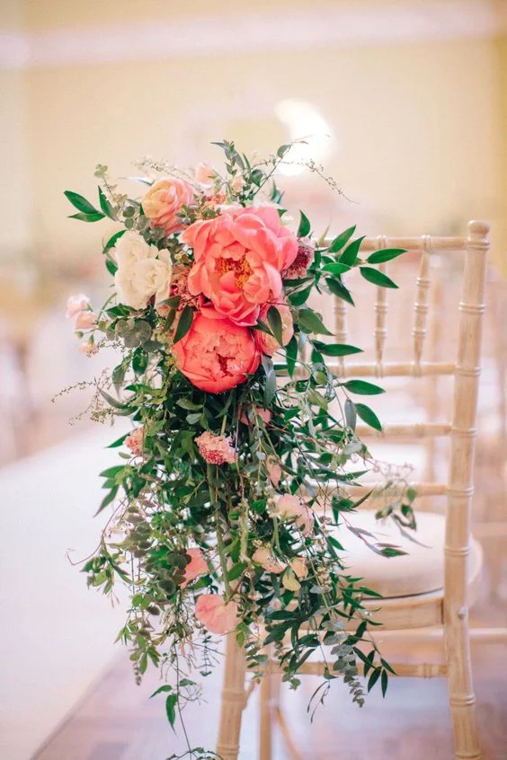 Stunning chair decor floral arrangement! There are endless possibilities when thinking about chair decor and if you want to add a little extra dazzle. https://www.pinterest.ca/pin/495396027760909557/