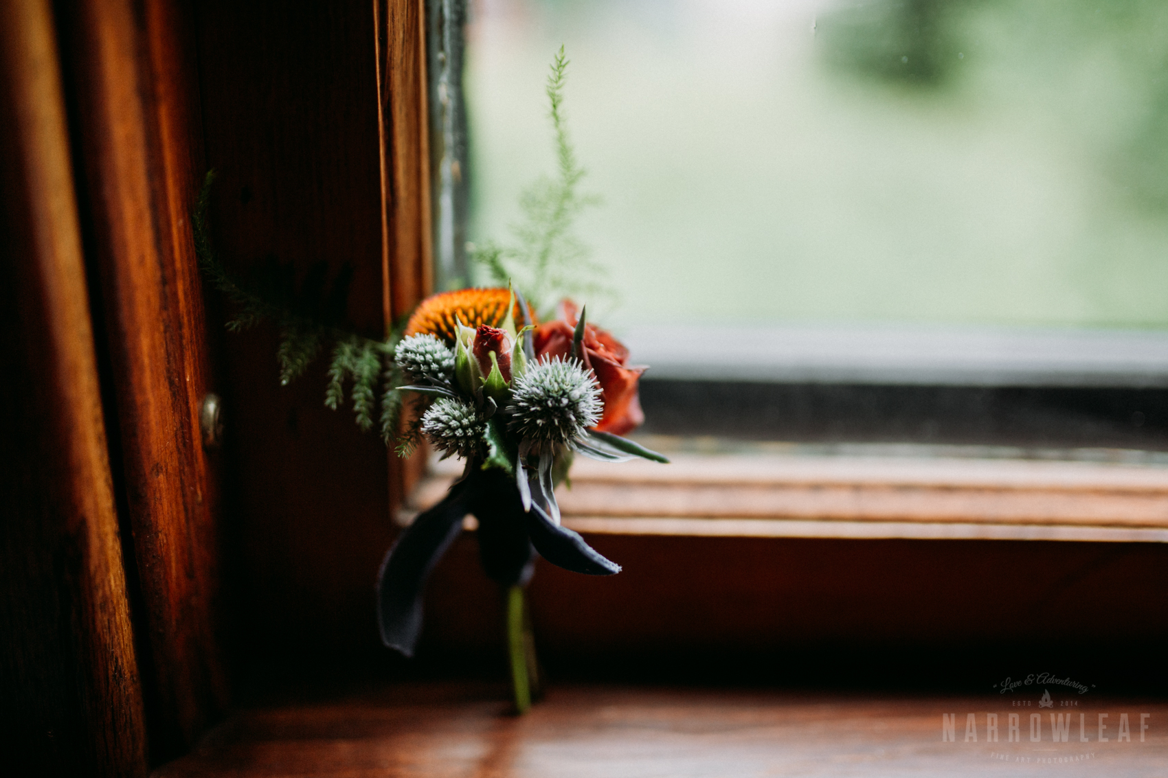 bayfield-wi-beach-wedding-groom-details-wild-flower-boutoniere.jpg