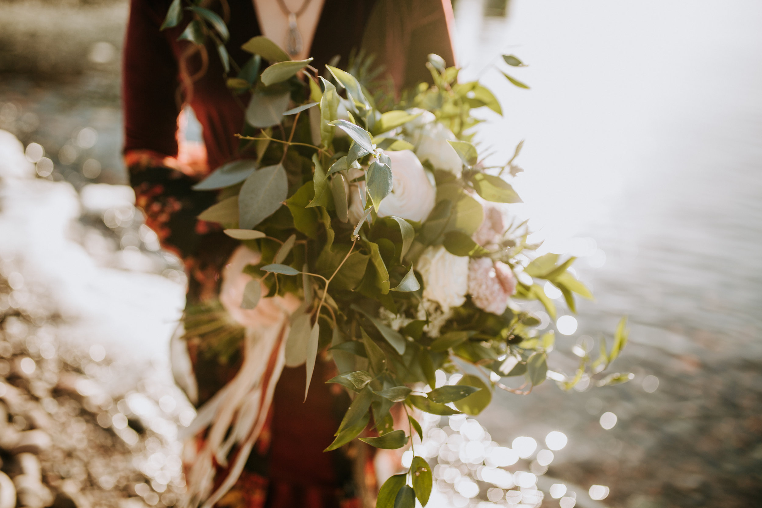 wild-bridal-bouquet-northern-minnesota-adventure-winter-elopement-Narrowleaf_Love_and_Adventure-Photography.jpg