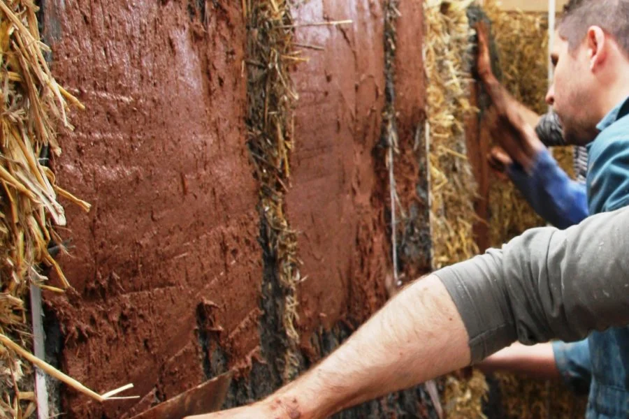 clay-plastering-on-strawbale-wall-Centre-for-Alternative-Technology-900x600.jpg