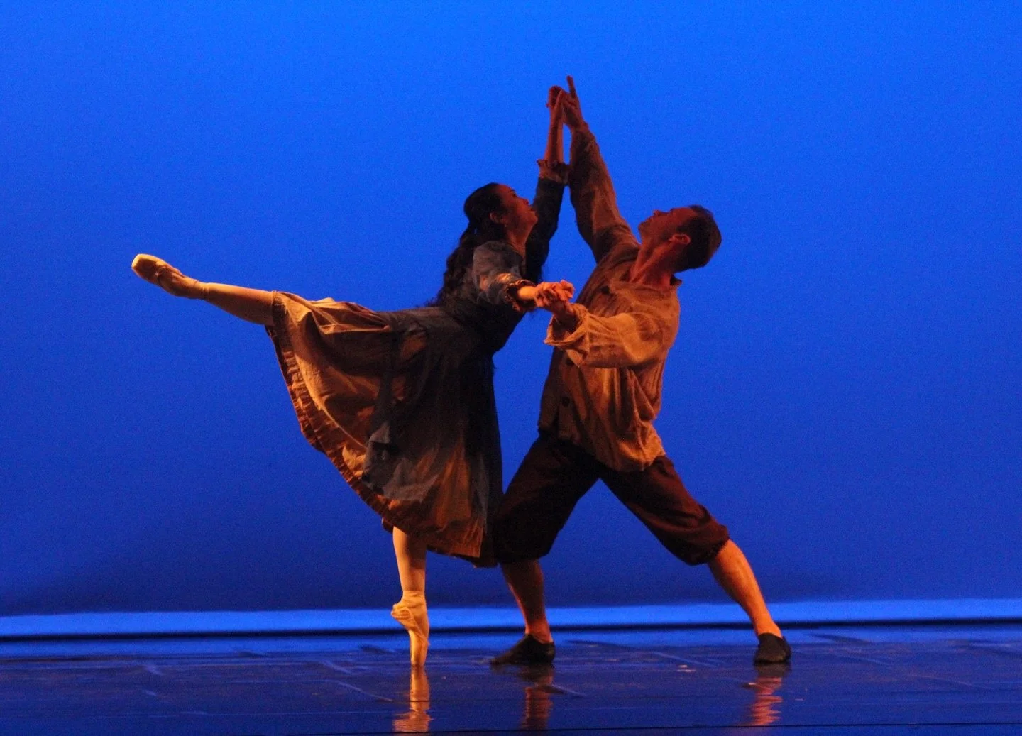 A Victorian London street at dusk: flickering lamplights, soft snow &amp; shadowy silhouettes, Act I is anticipatory, festive and mystical. 

When queried, Act I is the uncontested favorite act of the ballet by the students of @padanceinstitute to wa