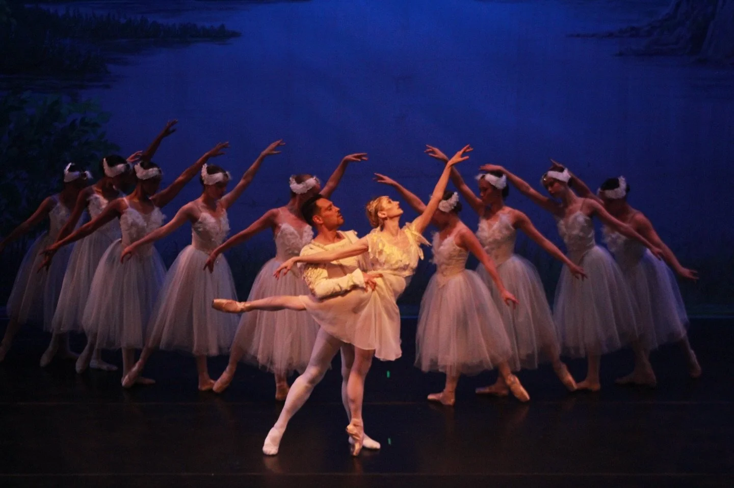 A beautiful way to close one chapter and begin another 🦢🥂🪩

Wishing you all a very Happy New Year 🎇 ✨ 

#newyearnewmemories  #HappyNewYear
#PerformanceMoments #SwanLake
#BalletLife