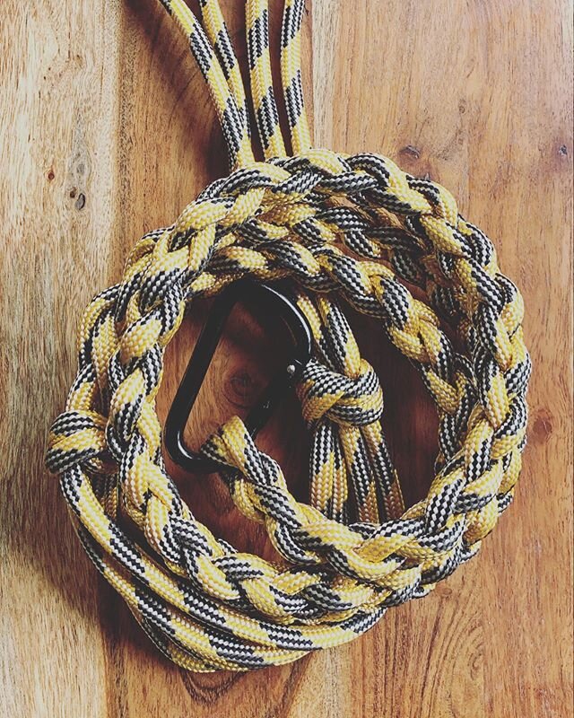 Extra strong/durable rope leash with carabiner clasp. Perfect for long hikes and tough pups! All hand tied with Luni &amp; Roo&rsquo;s help. Now available! Click the link in our bio to shop now 🖤#hikingwithdogs #hike #mountains #dogs #dogpark #puppy