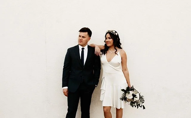 Absolutely in love with these portraits and the simplicity of white walls! It’s crazy to think that of all the places in Venice to shoot, this blank wall would be the perfect background for the photo pop 😍 of course there are some amazing photos of them under the Venice sign and in the sunset too, but for some reason this one always won my heart over ✨