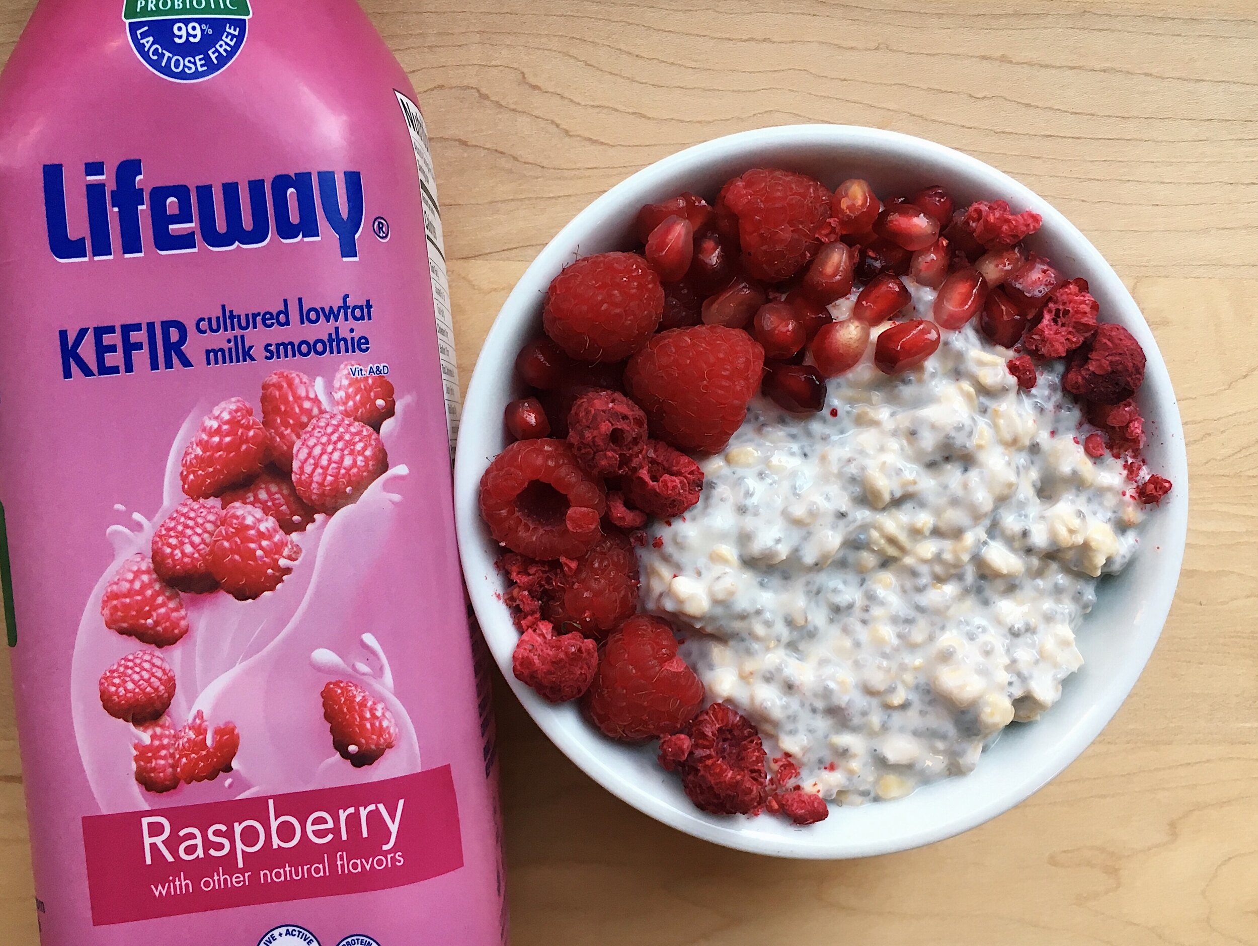 https://images.squarespace-cdn.com/content/v1/599f68189f8dce679f3ed937/1579727169470-0WJL9NU4MKWI4MGFMWYX/lifeway+overnight+oats+raspberry+with+product+4x3.jpg?format=2500w