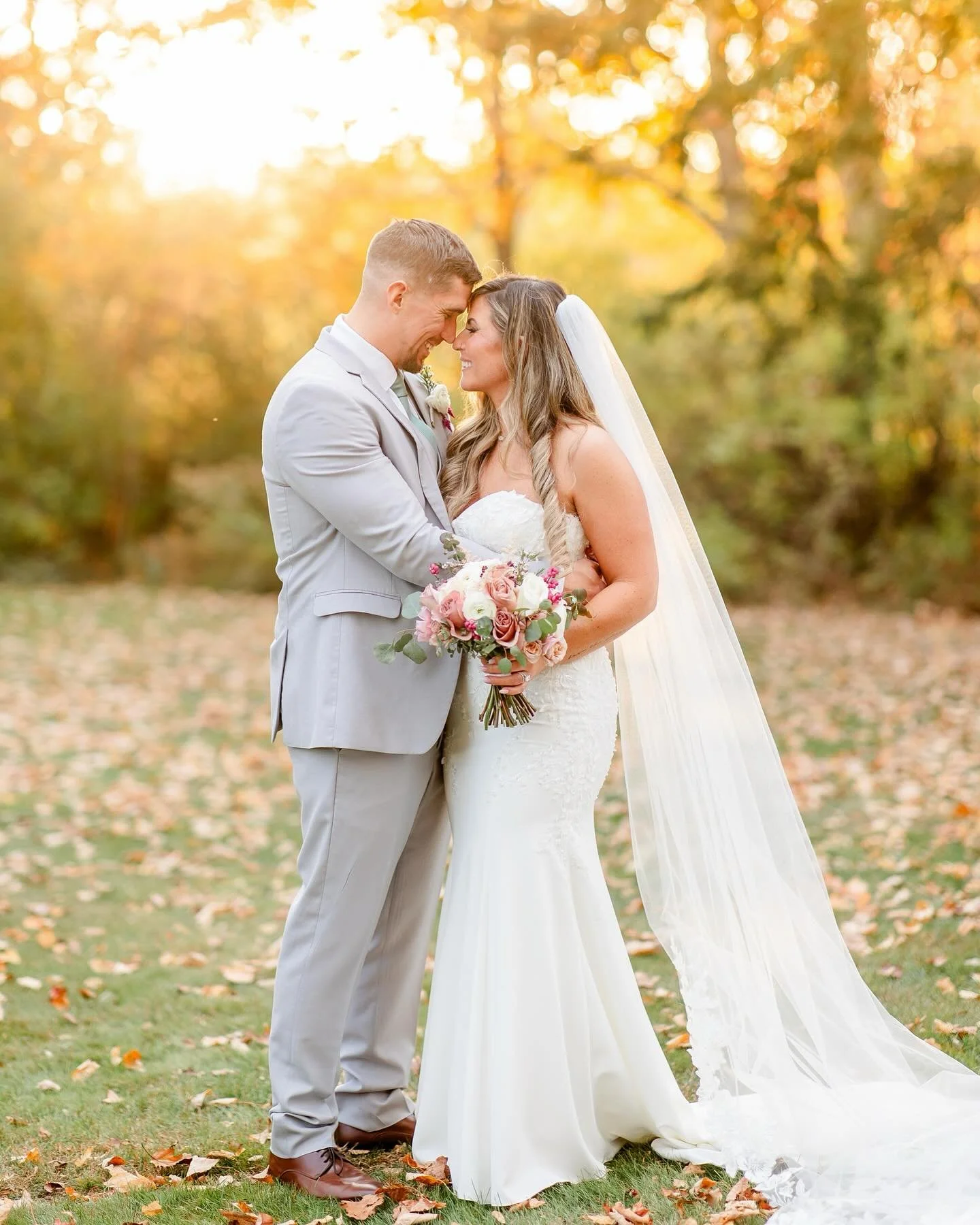 Lindsey and TJ had the perfect fall wedding day surrounded by SO much love! These two are the sweetest people (maybe on earth) and I am so incredibly happy for them and honored to have been there to capture this gorgeous day!! I cannot wait to share 
