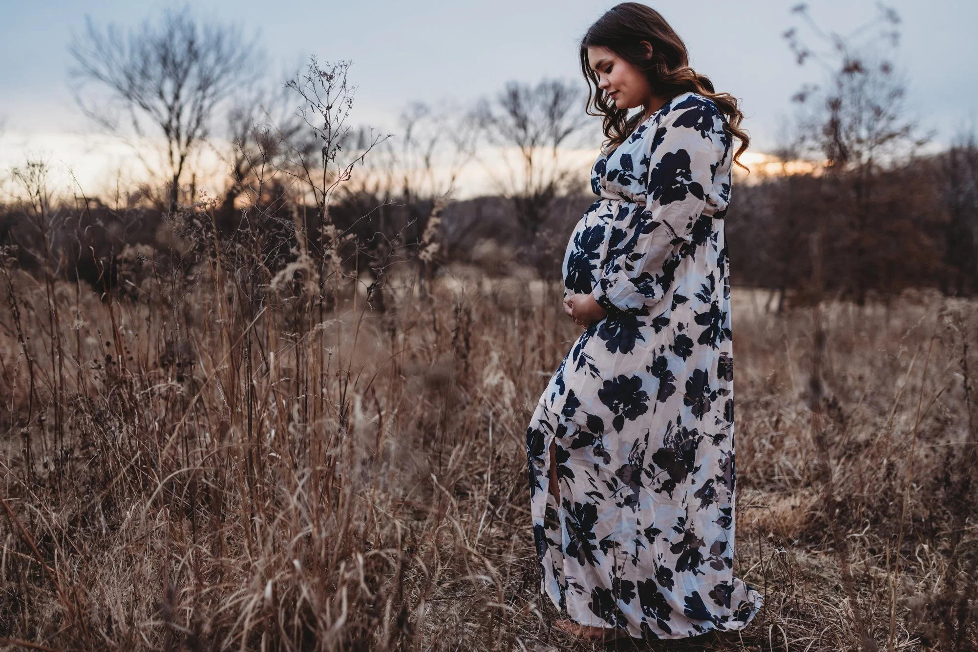 holding belly-queeny park maternity