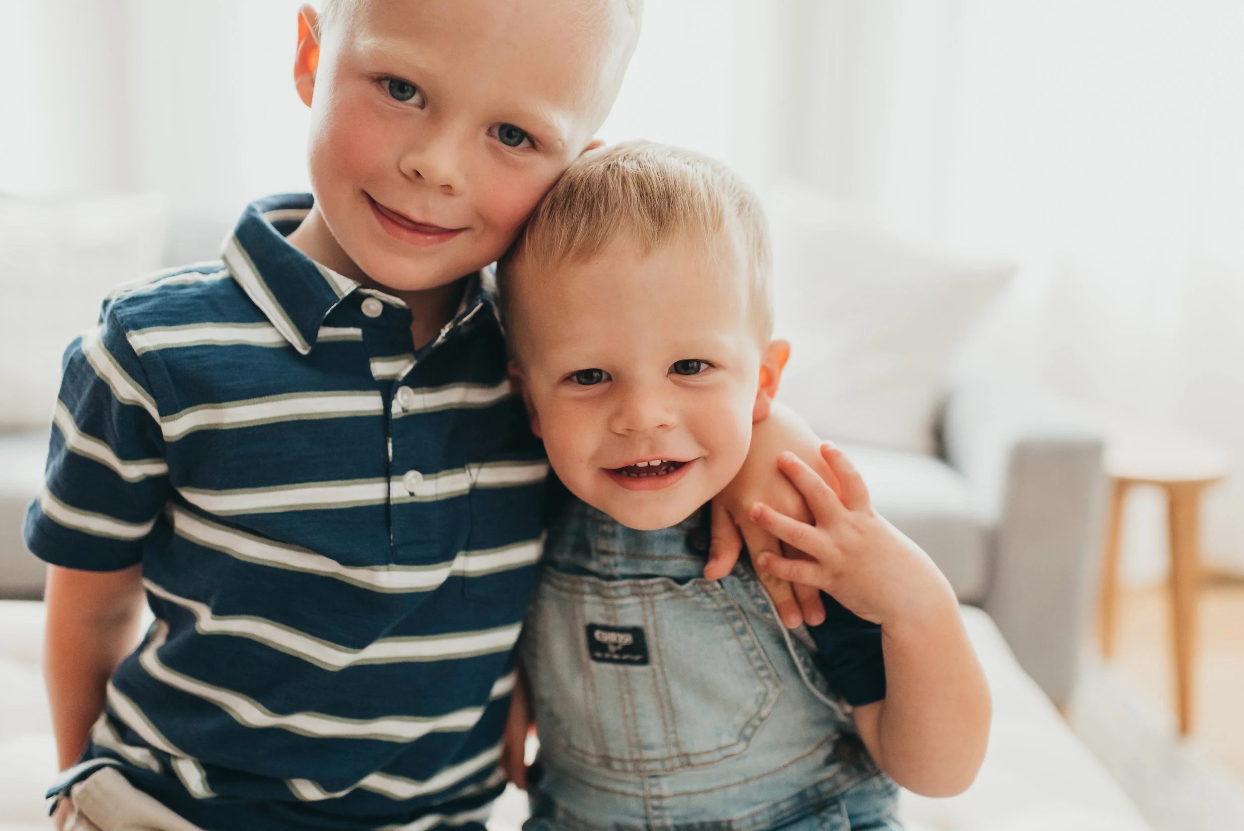 St-Louis-in-home-photographer-brothers-hugging