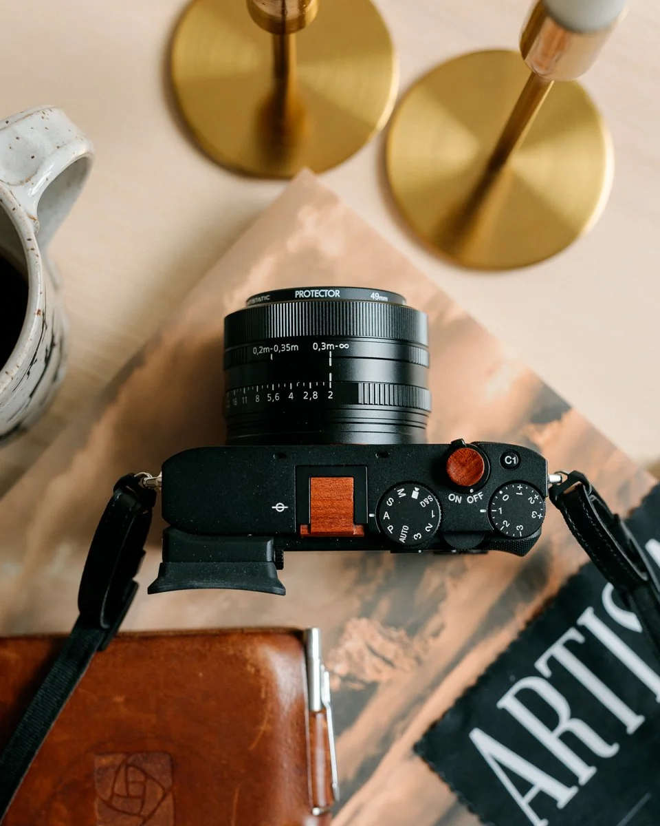 &ldquo;The photograph itself doesn&rsquo;t interest me. I want only to capture a minute part of reality.&rdquo; &mdash; Henri Cartier-Bresson

Outfitted with Artisan Obscura&rsquo;s Skellington Flatliner soft release button and Ebony hot shoe cover, 