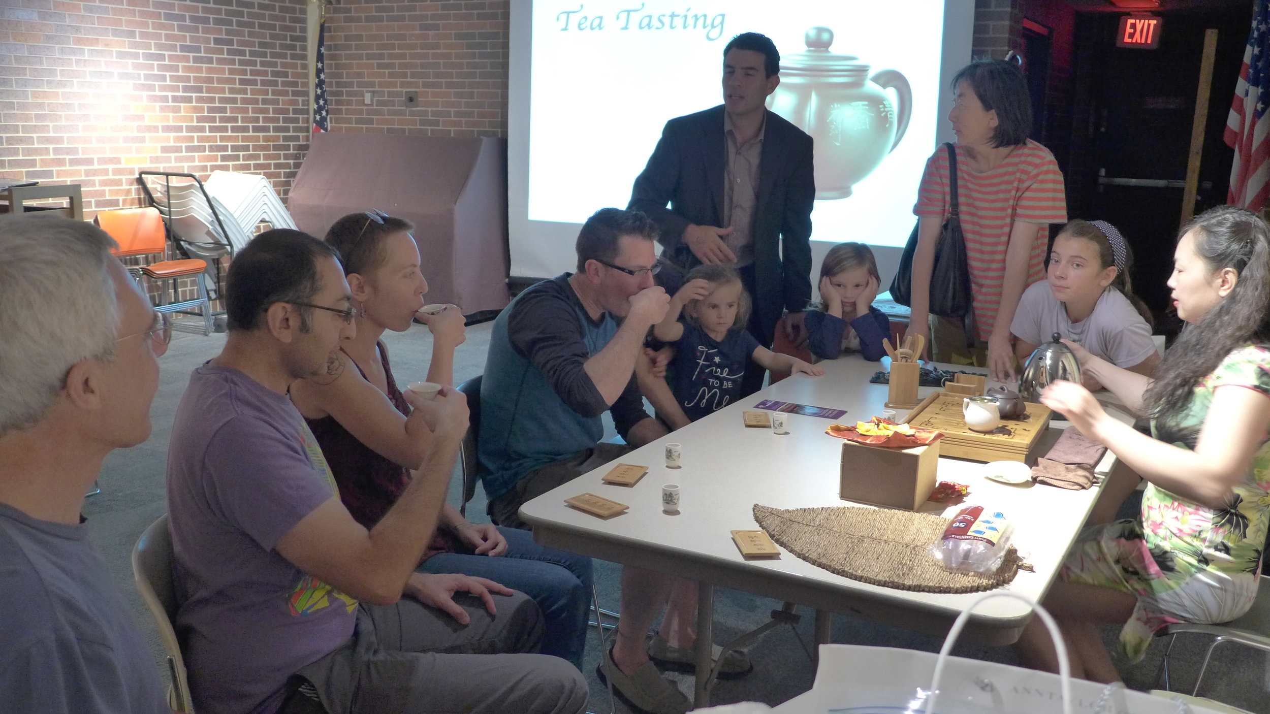 正心茶坊在大波士頓地區的多個城市圖書館舉辦中國茶文化講座與茶藝表演。